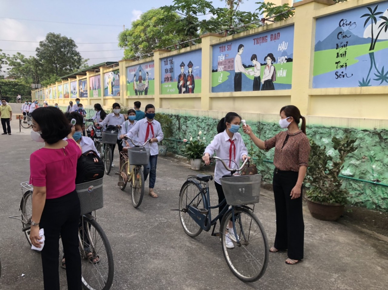 Học sinh THCS Bích Hòa trở lại trường học được kiểm tra đo thân nhiệt ngày 03.03.2021
