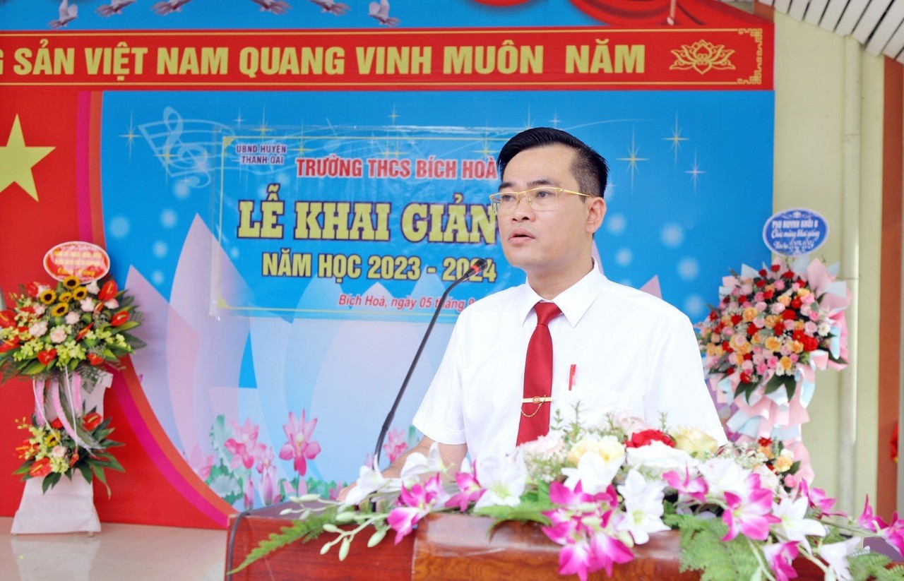 Thầy Đặng Ngọc Trình- Hiệu trưởng nhà trường phát biểu tại buổi lễ.